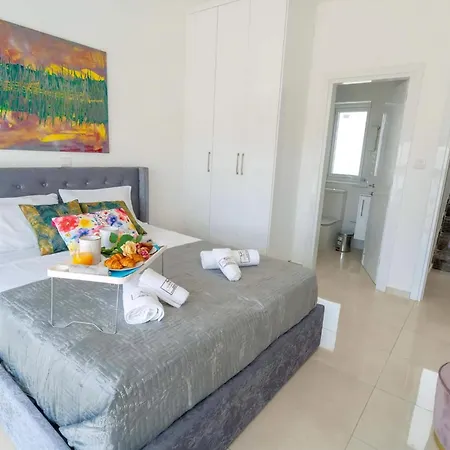 Luxurioese Mit Privatem Pool Und Whirlpool Peyia